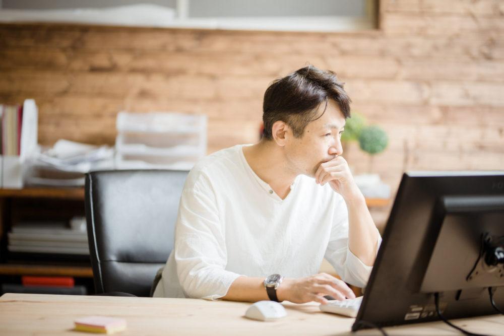 フリーランスエンジニアは在宅で働ける?【言語や案件獲得方法を解説】